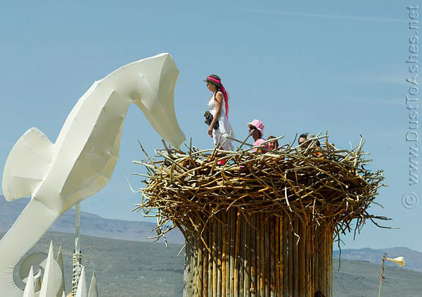 Nest-by-Joel-and-Julie-Baron-Desert-Pearl-Crew-Seahorse-Art-Car-Burning-Man-2009-Festival-Nevada-Gerlach-Dust-to-Ashes-Photos
