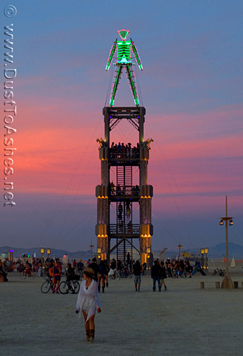 six o'clock promenade from center camp to Burning Man edifice